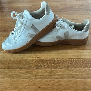 Veja Women's V12